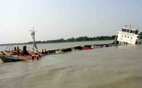 সুন্দরবনে এবার সারবাহী জাহাজ ডুবি